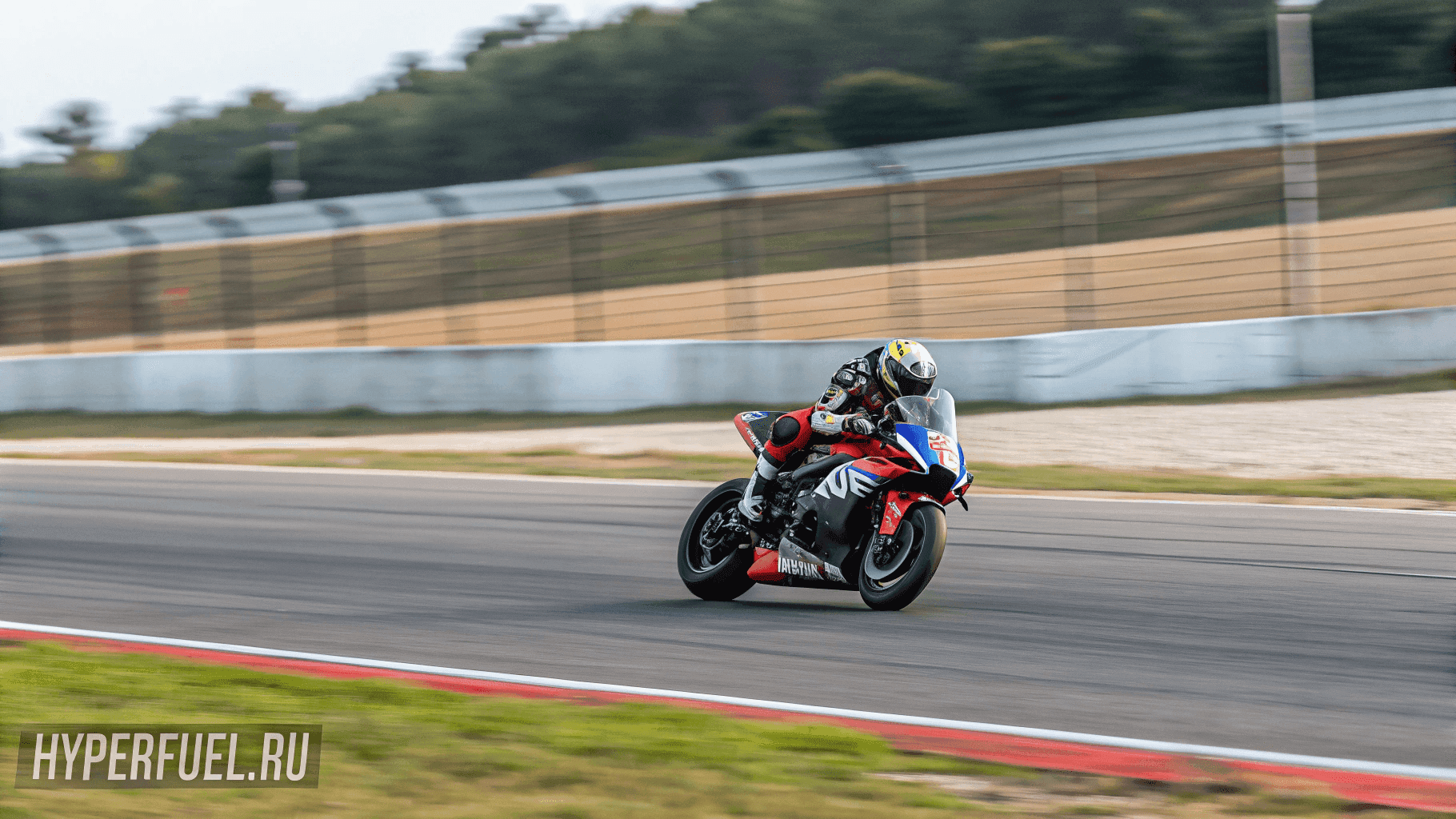 Топливо для мототехники Moto 100 FIM: повышенная мощность и эффективность для спортивных моторов